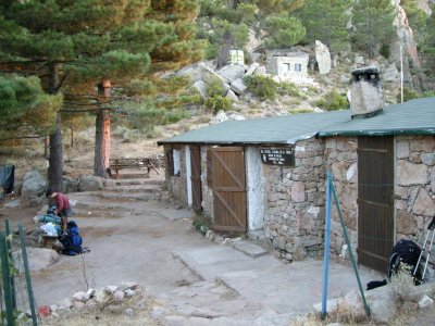 arribant i instalant-nos al refugi de Paliri, han estat 1000 mts d'ascens i 300 mts de descens, 12 km. i coneixem als riojanos!