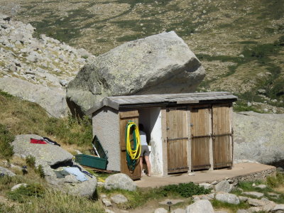 les lavabos del refugi d'Asinao: aigueta gelada, lavabo turc i una manguera com a dutxa! tot glamour! jeje!