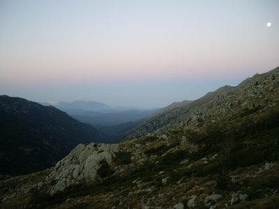 DIA 3: comencem a caminar a les 6h... ja es comença a veure el sol i la lluna encara fa acte de presència