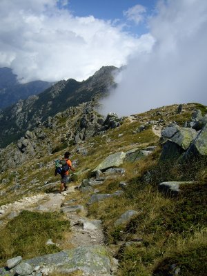 el curiós clima fa que per una part fagi una solana del 15 i per l'altre hi hagi núvols baixos