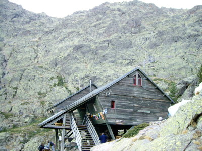 arribem al refugi de Tighjettu. avui han estat 1000 mts d'ascens, 700 mts de descens, 8h