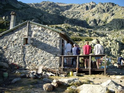 el guàrdia arriba a última hora i obre el mini-super i es fan unes cues!! aquest home ens ha salvat el sopar!!