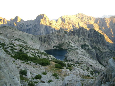 arribem al llac de Capitellu, que està com suspés dalt de la muntanya