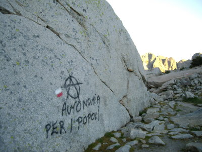 alguna pintada independentista pel camí
