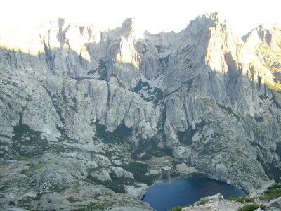 a la part inferior es veu el llac de Melu i a dalt a l'esquerra el llac de Capitellu