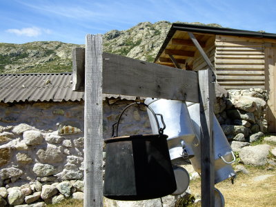 arribem a les Bergeries... hem deixat enrere el refugi i anem cap al llac