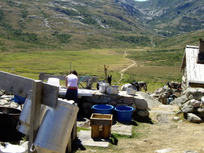 al fons, al final del camí es veu el refugi de Manganu on hem parat a fer un mos