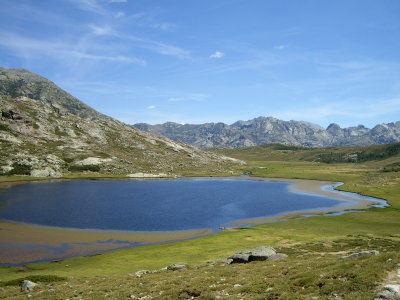 Llac Ninu, on es podeu veure els pozzines i el riuet Tavignanu