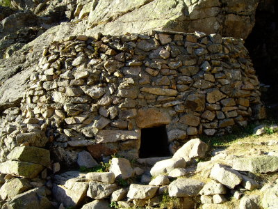 DIA 8: Sortim de Castel di Verghio i ens trobem unes bergeries. això és una de les cases on es guarda el formatge