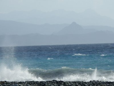 la platja enorme de Nonza, una platja de pedres negres on la gent es dedicava a escriure missatges amb pedres blanques!