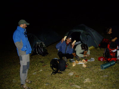 acampats per sobre de l'Estany d'Estats, al final vem arribar vora les 22h! quina gana!!