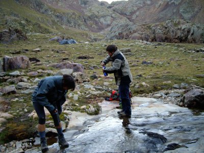 a primera hora recollint aigua per la pujada! feia vent aix que la sensaci de fred era forta