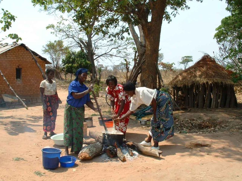 Making nshima.jpg