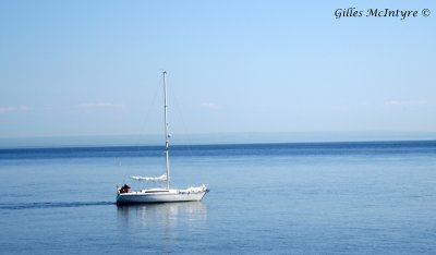 A small sailing ship / Un petit voilier.jpg