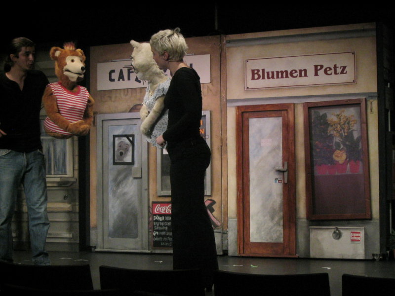 front fassades of Cafe Ozgl and Blumen Petz