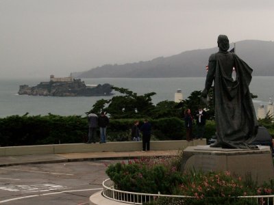 Coln mirando a Alcatraz