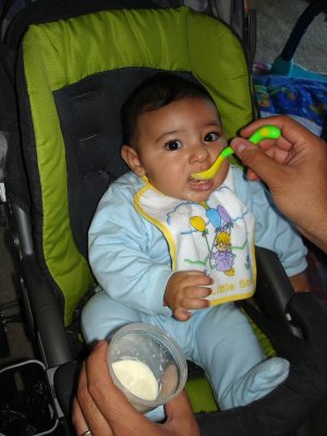 Nicols comiendo cereal