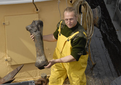 _D0065E-Remie met mammoetbot aan boord van de GO33.jpg