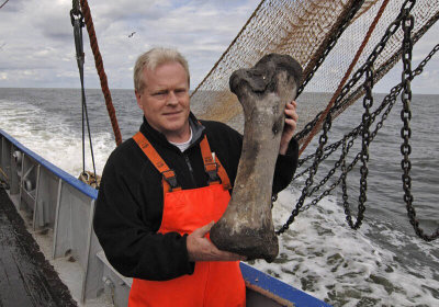 0059E-Mammoetexpert Dick Mol met opgevist mammoetbot.jpg