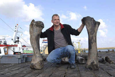 0103E-Bottenverzamelaar Albert Hoekman met 2 mammoetbotten .jpg
