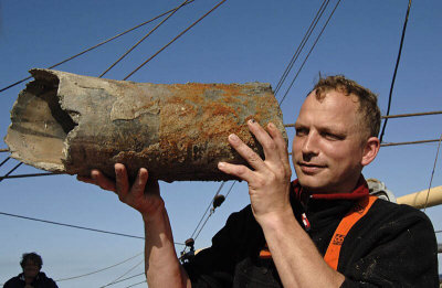 0198E-Bottenverzamelaar Albert Hoekman bekijkt een stuk mammoetslagtand aan boord van de GO33.jpg