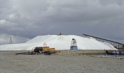 005M-Zoutoverslag op kade Guerrero Negro- 2004.jpg