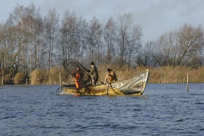 0049M-Poolse fuikenvissers aan het werk in de Oderdelta bij Stettin.jpg