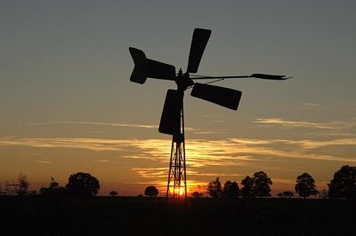 0212M-Nederlands windmolentje in de Poolse Oderdelta ingezet om waterpeil omhoog te brengen.jpg