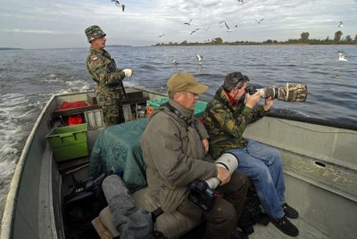 0032M-Nederlandse vogelfotografen op stap met Poolse visser om zeearenden op de plaat te zetten.jpg