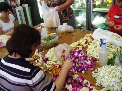 Lei makers, Chinatown downtown Honolulu