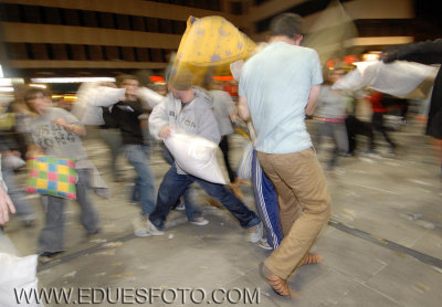 batalla de almohadas en Madrid (11).JPG