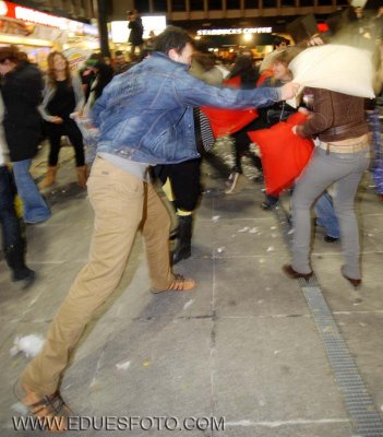 batalla de almohadas en Madrid (2).JPG