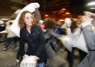 batalla de almohadas en Madrid.JPG