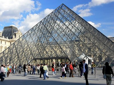 la pyramide du Louvre