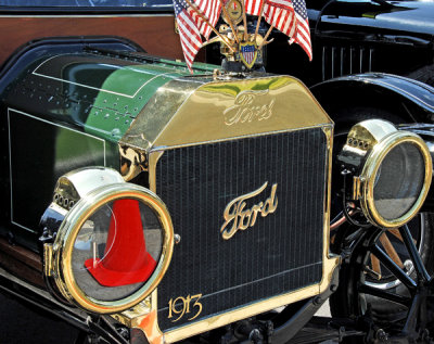 1913 Model T with red cone reflection!