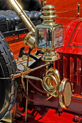 Lantern and Horn of Locomobile