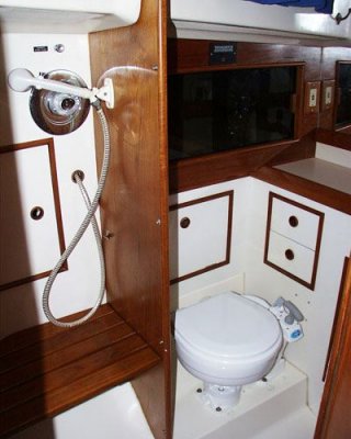 shower/head compartment - strb'd, from forward cabin