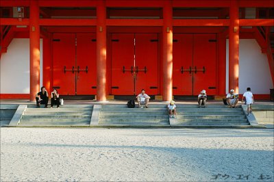 Tourists at Oten-mon