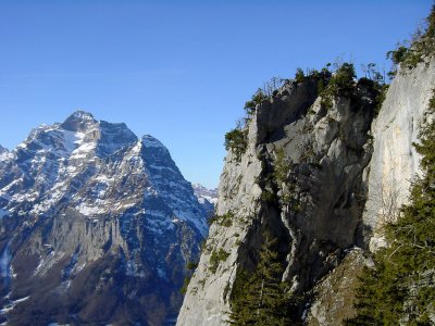 links Glrnischmassiv / rechts Holzfluh