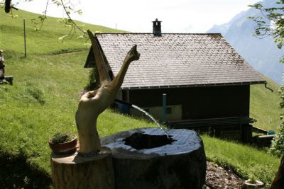 Brunnen hinter dem Haus