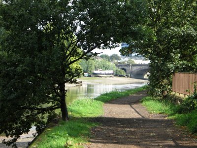 The towpath to Kew Bridge.