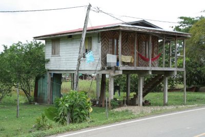 Typowy panamski dom na palach na wsi