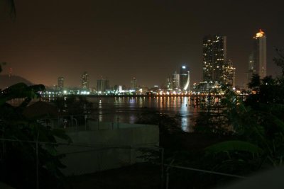 Widok z tarasu hotelu noca na miasto