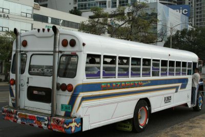 Kolorowy miejski autobus
