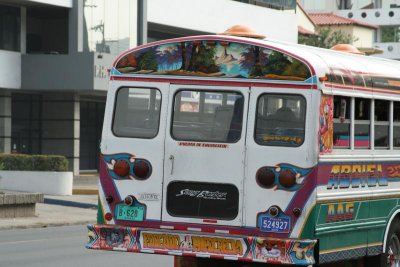 Kolorowy miejski autobus