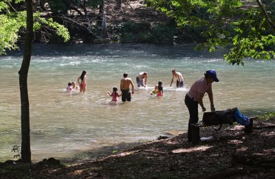 Hondurans weekend retreating at the Pulhapanzak waterfalls