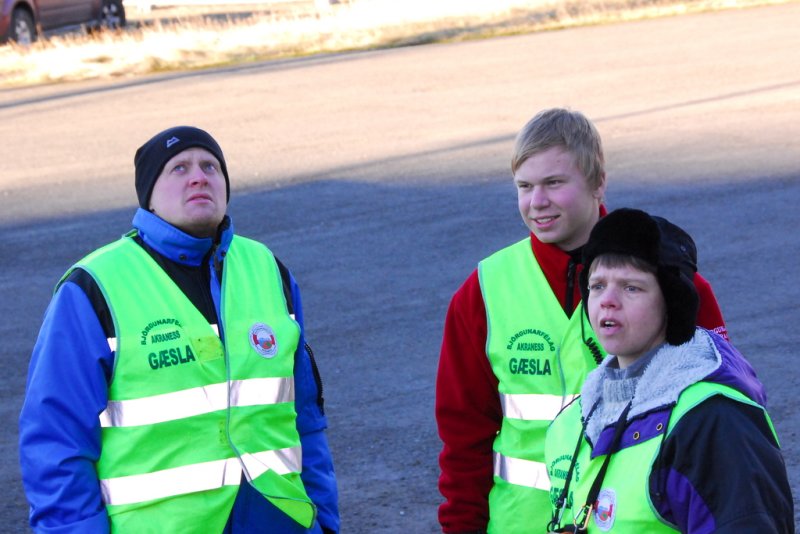 Security, Kolla who took the first 4 photos is the girl to the right  DSC_1009.JPG