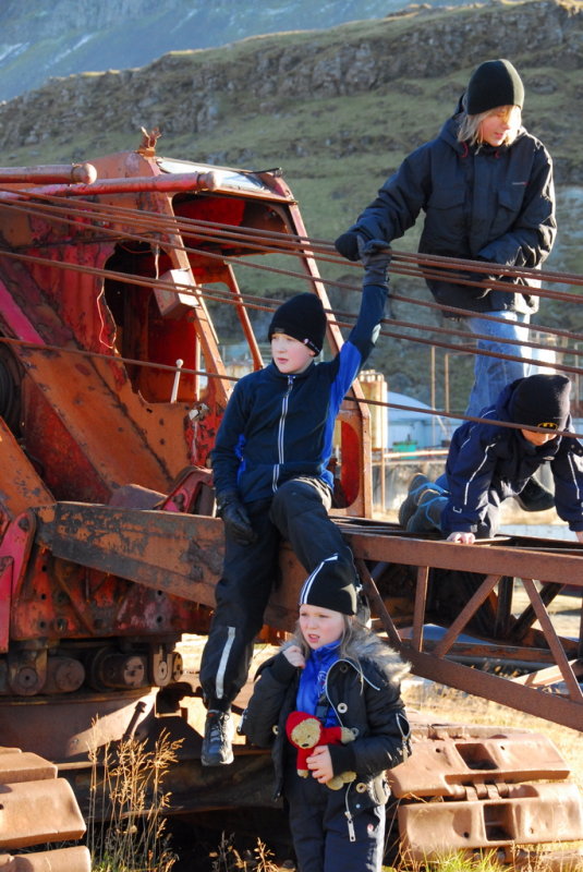 Kids playing near the whale station DSC_1048.JPG