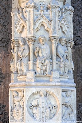 Socle de la Statue du Beau Dieu