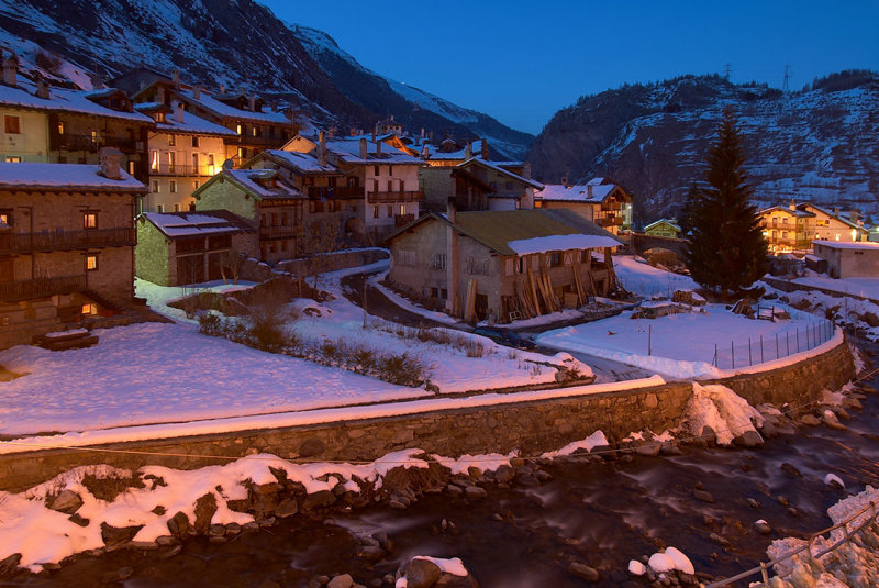 La Thuile at night